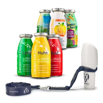 Bunte SMOOTHIEDOG-Hundesnacks in Flaschen (darunter IMMUNIO und Huhn) mit marineblauer Leine und weißem Kotbeutelspender