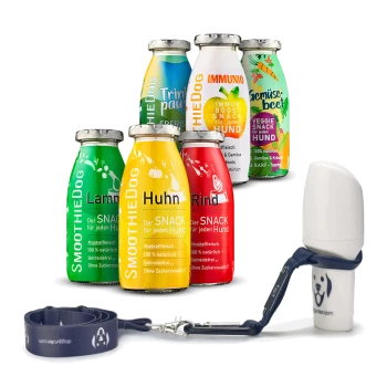 Bunte SMOOTHIEDOG-Hundesnacks in Flaschen (darunter IMMUNIO und Huhn) mit marineblauer Leine und weißem Kotbeutelspender