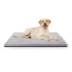 Ein hellfarbener Labrador-Retriever liegt bequem auf einem weichen, grauen Hundebett mit schwarzem Rand und zeigt seine entspannte Haltung.