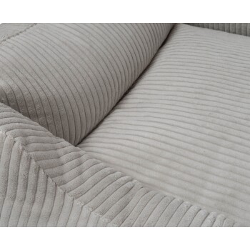 Nahaufnahme eines weichen, plüschigen Haustierbettes in Hellgrau mit gerippter Textur, das über eine gepolsterte Rücken- und Sitzfläche verfügt.