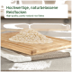 Hochwertige, rein natürliche Reisflocken auf einem Holzschneidebrett, mit einem weichen, neutralen Hintergrund.