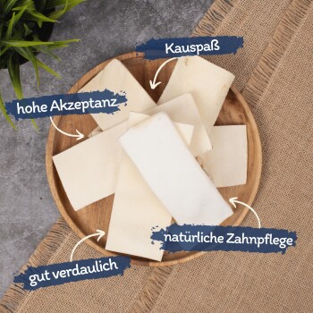 Ein Holzbrett hält rechteckige Hundekauartikel, beschriftet auf Deutsch: "Kauspaß", "hohe Akzeptanz", "gut verdaulich" und "natürliche Zahnpflege."