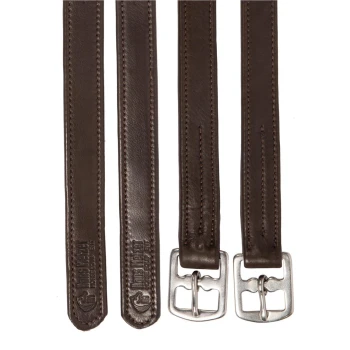 Drei braune Lederhalsbänder für Hunde mit silbernen Schnallen, mit Nähdetails und einem Logo, das auf einem Halsband geprägt ist.
