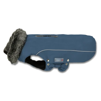 Blauer Hundewintermantel mit grauem Kunstfellkragen, reflektierender Paspelung, Öffnung für die Leine oben und "WOLTERS"-Label.