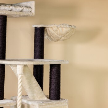 Nahaufnahme eines plüschigen Katzenbaums mit einer weichen, cremefarbenen Plattform und einer gemütlichen, runden Hängematte, gestützt von dunklen, strukturierten Pfosten.