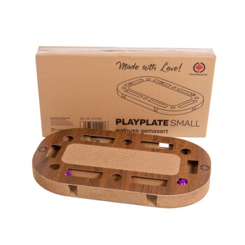 Holzspielplatte für Katzen mit Ausschnitten und einem lila Ball, neben einer Pappschachtel mit der Aufschrift 'PLAYPLATE SMALL' und 'Made with Love!'