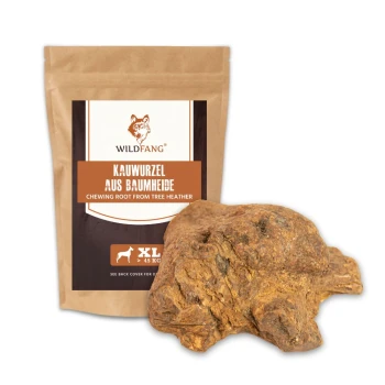 Eine braune Tasche mit Wildfang-Kauwurzel mit einem Wolf-Logo und dem Text "Kauwurzel aus Baumheide" sowie einem Stück der Wurzel.