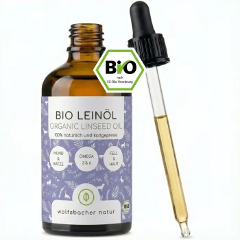 Verschiedene Flaschen mit biologischem Leinsamenöl, beschriftet mit 'BIO Leinsöl' von Wolfsbacher Natur, mit einer Pumpflasche, Pipette und großem Behälter.