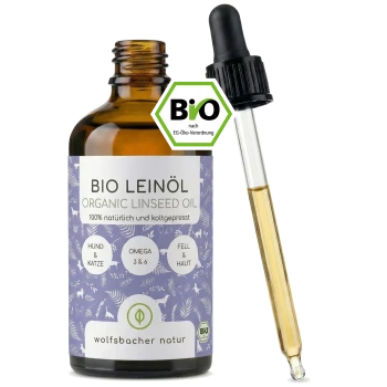 Verschiedene Flaschen mit biologischem Leinsamenöl, beschriftet mit 'BIO Leinsöl' von Wolfsbacher Natur, mit einer Pumpflasche, Pipette und großem Behälter.