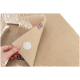 Hand hebt Klappe einer beigen gerippten Haustiermatte und zeigt weißen Klettpunkt und rotes TRIXIE-Etikett