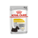 Torebka z karmą Royal Canin Dermacomfort dla psów, 85g, zaprojektowana dla wszystkich rozmiarów, z sylwetką czarnego psa i zapewnieniem o redukcji alergenów.