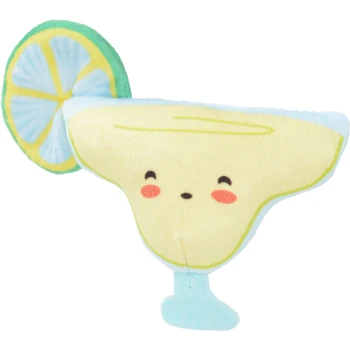 Jouet en peluche en forme de margarita avec visage souriant, corps boisson jaune, tige bleue et quartier de citron vert.