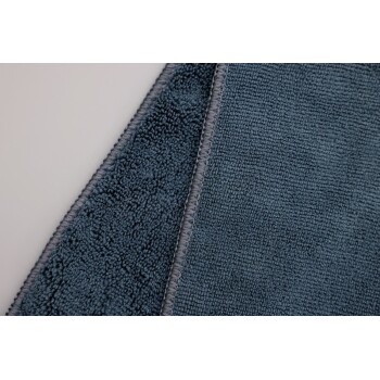 Nahaufnahme eines dunkelblauen Haustierhandtuchs, das seine weiche Textur und genähten Kanten zeigt, ideal zum Abtrocknen von Haustieren nach dem Baden.