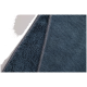 Nahaufnahme eines dunkelblauen Haustierhandtuchs, das seine weiche Textur und genähten Kanten zeigt, ideal zum Abtrocknen von Haustieren nach dem Baden.
