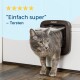 Eine graue Katze, die durch eine PetSafe-Katzentür späht, mit einer Fünf-Sterne-Bewertung und dem Zitat "Einfach super" - Torsten, das darüber angezeigt wird.