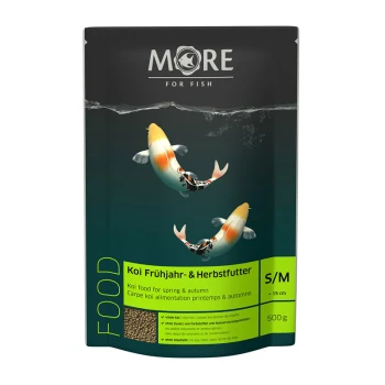 Koi-Futterpaket mit zwei Koi-Fischen, die schwimmen, beschriftet mit "Koi Frühjahrs- & Herbstfutter" für Frühling und Herbst, 500g.