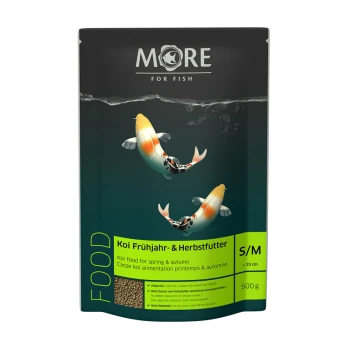 Emballage de nourriture pour koi présentant deux poissons koi nageant, étiqueté "Koi Frühjahrs- & Herbstfutter" pour le printemps et l'automne, 500g.