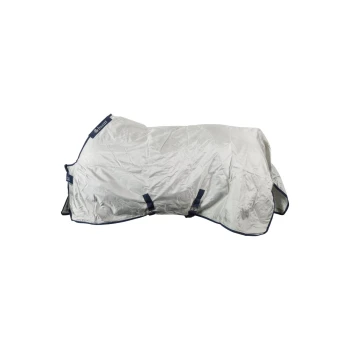 Eine silberne Haustierdecke mit marineblauen Riemen, entworfen für Hunde, auf einem weißen Hintergrund präsentiert.