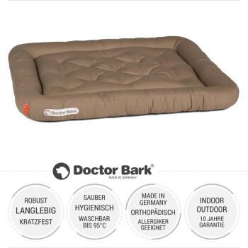 Nahaufnahme eines beigen Stoffes mit einem kleinen dunklen Fleck, mit dem Logo "Doctor Bark" und dem Text "MADE IN GERMANY."