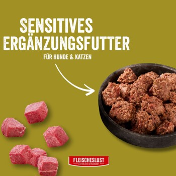 Schüssel mit stückigem Nassfutter und rohen Fleischwürfeln; Text: 'Sensitives Ergänzungsfutter für Hunde & Katzen' und 'FLEISCHESLUST'.