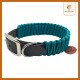 Teal Paracord-Hundehalsband mit einer braunen Lederbasis und silberner Schnalle, mit einem runden Anhänger mit dem "WILDFANG"-Logo.