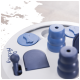 Interaktives Hundepuzzle-Spielzeug mit blauen, knochenförmigen Teilen und gestapelten Zylindern auf einer weißen Basis, entworfen für die geistige Stimulation von Haustieren.