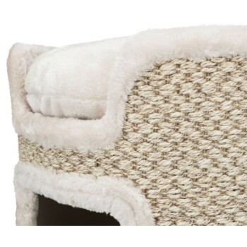 Nahaufnahme eines gemütlichen Haustierbettes mit einem gewebten Naturfaser-Außenmaterial und einem plüschigen, weichen Kissen oben.