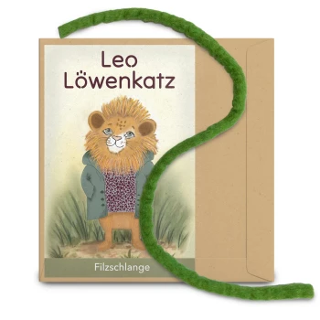 Illustration eines Löwencharakters namens "Leo Löwenkatz" in einem grünen Mantel, mit einer grünen Filzschlange neben einem braunen Paket mit der Aufschrift "Filzschlange."