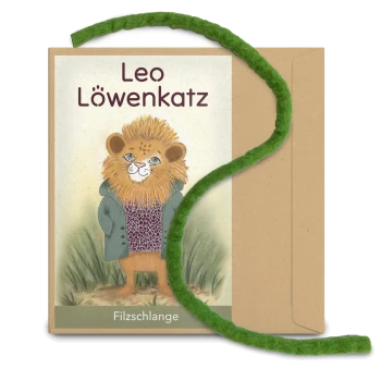 Illustration eines Löwencharakters namens "Leo Löwenkatz" in einem grünen Mantel, mit einer grünen Filzschlange neben einem braunen Paket mit der Aufschrift "Filzschlange."