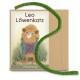 Illustration eines Löwencharakters namens "Leo Löwenkatz" in einem grünen Mantel, mit einer grünen Filzschlange neben einem braunen Paket mit der Aufschrift "Filzschlange."