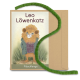 Illustration eines Löwencharakters namens "Leo Löwenkatz" in einem grünen Mantel, mit einer grünen Filzschlange neben einem braunen Paket mit der Aufschrift "Filzschlange."