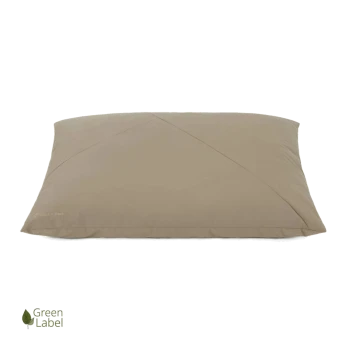 Beiges Haustierbett mit einem eleganten Design und diagonaler Naht, mit dem Logo 'docto Bark' und einem 'Green Label'-Emblem.