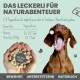 Ein brauner Hund hält ein Tablet im Mund, umgeben von einer Hand mit beigen Tabletten und Text über natürliche Tierleckereien und Dosierung.