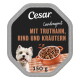 Cesar-Futterschale mit weißem Hund und Napf; Aufschrift 'Mit Truthahn, Rind und Kräutern' und '150 g'
