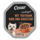 Cesar-Futterschale mit weißem Hund und Napf; Aufschrift 'Mit Truthahn, Rind und Kräutern' und '150 g'