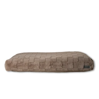 Ein plüschiges, rechteckiges Haustierbett in einer sanften beigefarbenen Farbe mit einem strukturierten, karierten Muster, das ein kleines Etikett mit der Aufschrift 'Scruffs' trägt.