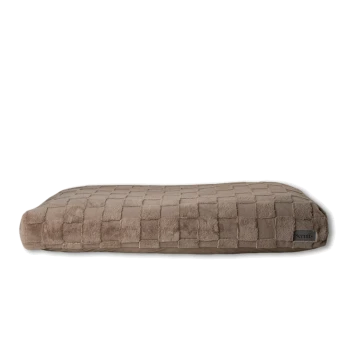 Ein plüschiges, rechteckiges Haustierbett in einer sanften beigefarbenen Farbe mit einem strukturierten, karierten Muster, das ein kleines Etikett mit der Aufschrift 'Scruffs' trägt.