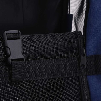 Nahaufnahme eines Haustierträgers mit einer schwarzen Netztasche und Schnalle, mit einem blauen Äußeren und Reißverschlussdetails.