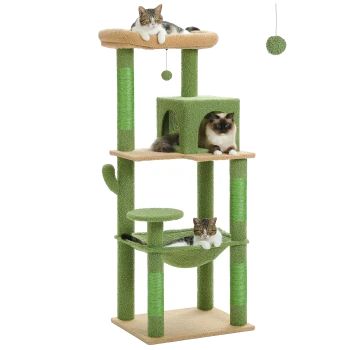 Ein mehrstöckiger Katzenbaum in Grün und Beige, auf dem drei Katzen auf verschiedenen Ebenen entspannen, mit einem hängenden Spielzeug darüber.
