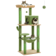 Ein mehrstöckiger Katzenbaum in Grün und Beige, auf dem drei Katzen auf verschiedenen Ebenen entspannen, mit einem hängenden Spielzeug darüber.