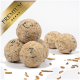 Premium-Haustierfutterbällchen gestapelt mit verstreuten Mehlwürmern, die einen natürlichen, nahrhaften Leckerbissen für Haustiere zeigen.