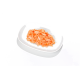 Nourriture humide pour animaux au saumon émiettée sur une assiette ovale blanche sur fond blanc.