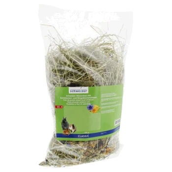 Eine durchsichtige Plastiktüte mit Heu, beschriftet mit "Schweizer," auf grünem Hintergrund und Bildern von kleinen Tieren für Haustiergebrauch.