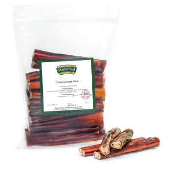 Eine durchsichtige Plastiktüte gefüllt mit 15 cm langen Rinderpizzle-Sticks für Hunde, beschriftet mit 'Masterfeed Premium' und Zutatenangaben.