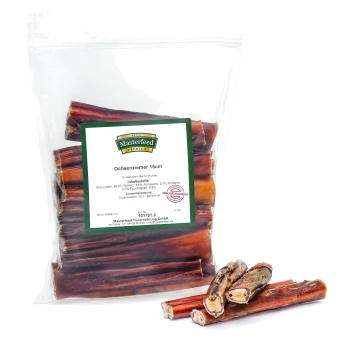 Eine durchsichtige Plastiktüte gefüllt mit 15 cm langen Rinderpizzle-Sticks für Hunde, beschriftet mit 'Masterfeed Premium' und Zutatenangaben.