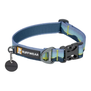 Halsband für Hunde von Ruffwear mit blauem und grünem Muster, mit einem schwarzen Etikett und einer stabilen Schnalle.