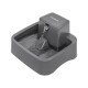 Fontaine à eau pour animaux grise avec de l'eau qui coule, avec un réservoir supérieur et une base qui retient l'eau, étiquetée "PetSafe."