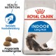Royal Canin Indoor Langhaarkatzenfutterbeutel mit einer Illustration einer sich dehnenden Langhaarkatze und Informationen zur Gesundheit und zur Reduzierung von Haarballen.