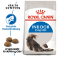 Royal Canin Indoor Langhaarkatzenfutterbeutel mit einer Illustration einer sich dehnenden Langhaarkatze und Informationen zur Gesundheit und zur Reduzierung von Haarballen.