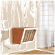 Ein hölzerner Haustierfutterspender, der an einer hellen Holzwand montiert ist, mit einem Wasserspender auf der linken Seite und einem Gitterfenster im Hintergrund.